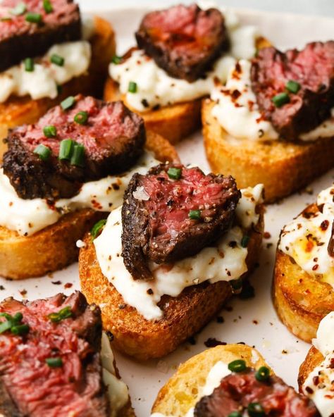 Steak Crostini, Fest Mad, Deilig Mat, How To Cook Steak, Best Appetizers, Appetizers For Party, Appetizer Snacks, Mac And Cheese, Finger Foods