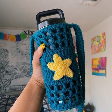 Bottle Crochet, Crochet Bottle Cover, Crochet Water Bottle Holder, Crochet Star, Quick Crochet Patterns, Mode Crochet, Crochet Business, Water Bottle Holder, Crochet Design Pattern