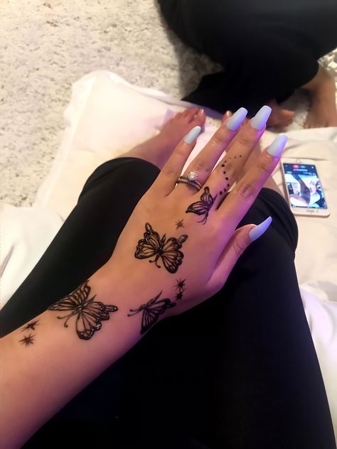 42 Tattoo, Cute Henna Tattoos, Tato Henna, Hand And Finger Tattoos, Cute Hand Tattoos, Pretty Hand Tattoos, Butterfly Tattoos For Women, Scorpion Tattoo, Small Pretty Tattoos