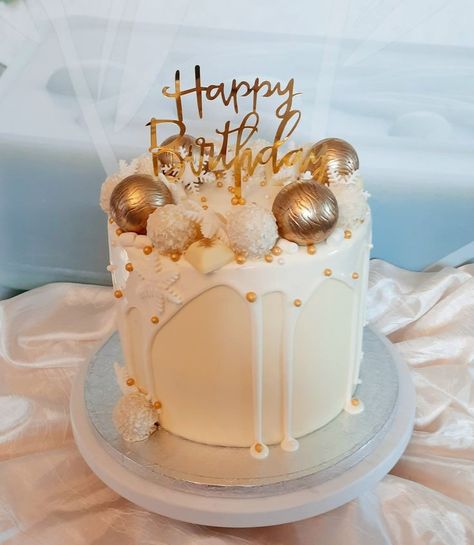 Themed Birthday Cakes For Women, Golden Birthday Cakes For Girls Gold, White And Gold Birthday Cakes For Women, Golden Birthday Cake For Women, 35th Birthday Ideas For Her Cake, Golden Birthday Ideas For Women, 35th Birthday Cakes, Birthday Cake For Women Simple, Round Birthday Cakes