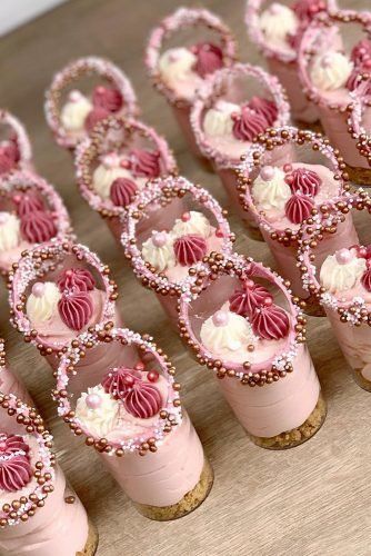 Wedding Dessert Ideas, Dessert Shooters Recipes, Dessert Cups Recipes, Dessert Shooters, Mini Dessert Cups, Christmas Shortbread, Dessert Shots, Pink Desserts, Non Traditional Wedding