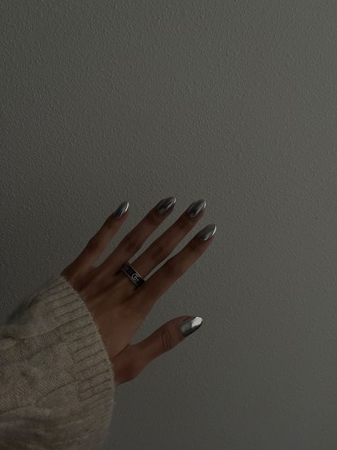 Gray Chrome Nails, Grey Chrome Nails, Dark Grey Nails, Black To Silver Ombre, Grey Nails, Halloween Beauty, Silver Ombre, Gray Nails, Metallic Nails