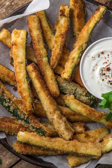 Zucchini Fries Healthy Salty Snacks, Zucchini Pommes, Low Carb Zucchini Fries, Baked Zucchini Fries, Zucchini Sticks, Fried Zucchini, Salsa Yogurt, Pasta Vegetariana, Baked Zucchini