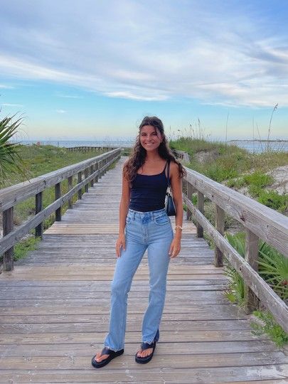 Cute Jeans Outfit Spring, 90s Jeans Outfit High Waisted, Flip Flop Outfits Summer, Jeans And Flip Flops Outfit, Jeans Outfit High Waisted, Flip Flop Outfits, 90s Jeans Outfit, Flip Flops Outfit, Viviane Audi