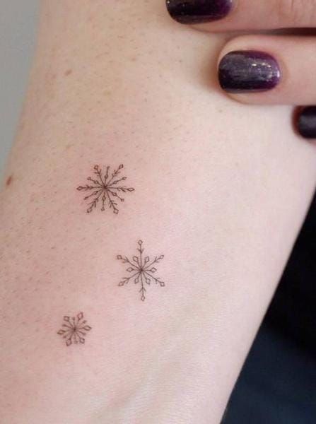 Dainty Snowflake Tattoo, Tiny Snowflake Tattoo, Snowflake Tattoo Fineline, Snowflake Tattoo Design, Tiny Tattoos Snowflake, Tattoo Ideas Snowflake, Snowflakes Tattoo, Detailed Snowflake Tattoo, Snowflake Tattoo