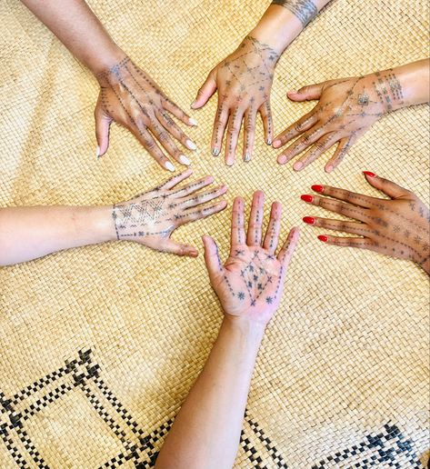 Tufuga Su’a Sione Sialaoa Pagamalie, Auckland NZ @HUMBLE BEGINNING TATTOO Samoan Hand Malu, Malu Samoan Tattoo, Ta Moko Women Hand, Samoan Malu, Beginning Tattoo, Poly Tattoo, Tattoo On Hand, Polynesian Tattoos, Families Hands