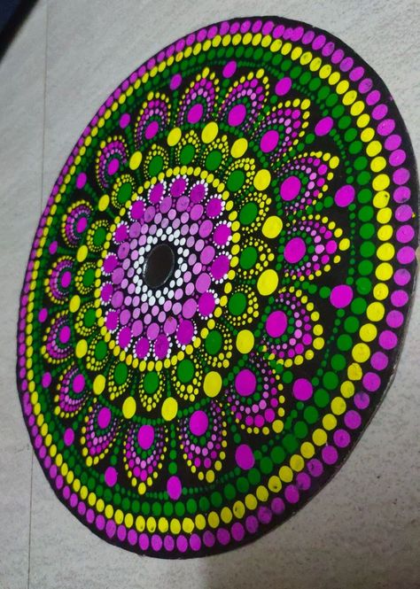 A mandala dot art is a pattern that is created with many small colorful dots. It’s a very simple technique, however, you will never run out of ideas and color schemes for it. Dot Art Simple, Simple Dot Mandala, Dot Mandala Art, Mandala Dot Art, Art Colourful, Simple Mandala, Dot Mandala, Mandala Dots, Dot Art