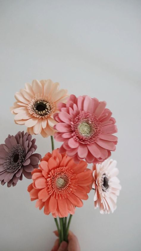 How to Make Paper Flowers: Beautiful and Easy DIY Ideas Flower Making Ideas Paper, Craft Flowers Paper Decoration, Paper Daisy Flowers Diy, How To Make A Flower, Crepe Flowers Diy, Flowers Made Out Of Paper, Painting On Bottles, Paper Daisy Flower, Paper Flowers Small