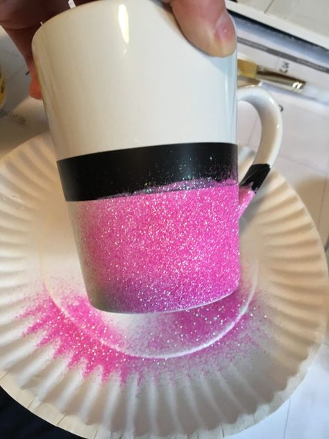 Shot Glasses Diy, Cricut Tumblers, Diy Mug Designs, Cricut Cups, Glitter Projects, Diy Sharpie Mug, How To Make Glitter, Glitter Wine Glasses, Sharpie Mug