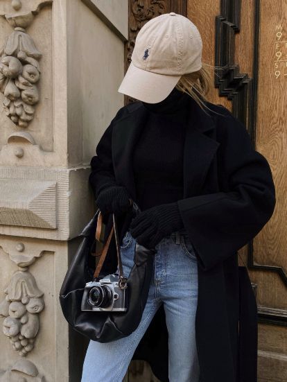 Baseball Cap Outfit Dressy, Baseball Hat Winter Outfit, Cap Outfits For Women Winter, Barcelona February Outfit, Polo Cap Outfit Women, Polo Hat Outfit Women, Baseball Hat Outfit Fall, Barcelona Winter Outfit, Barcelona Outfits Winter