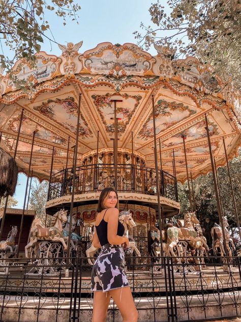 Carousel Photo Ideas, Carousel Outfit, Biang Lala, Cow Print Outfit, Spring Senior Pictures, Pics Inspo, Outfit Cute, Cute Photo, Photo Pose