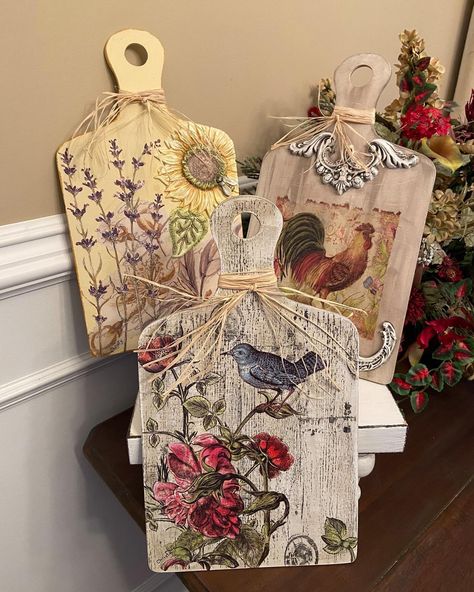 Decoupage Wooden Plaques, Decopage Ideas For Picture Frames, Our Shabby Cottage, Decoupage Decor Ideas, August Crafts For Adults, Mothers Day Wood Projects, Decoupage Ideas Wood, Diy Rustic Kitchen, Dekoratívne Vence