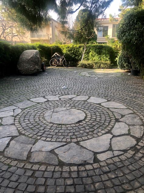 Round Paving Designs, Circular Paving, Cobblestone Paving, Stone Pavement, Front Yard Plants, Landscape Pavers, Paving Pattern, Paver Designs, Walkway Landscaping