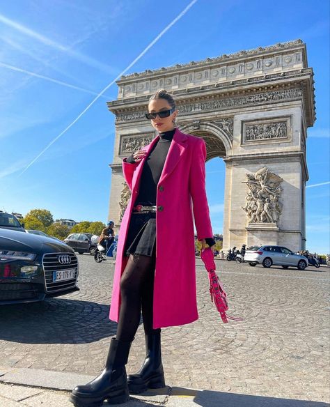 Hot Pink Trench Coat Outfit, Trench Coat Outfit Winter, Outfit Chill, Interview Fits, Celebrity Fashion Outfits, Winter Coat Outfits, Pink Trench Coat, Street Hijab Fashion, Trench Coat Outfit