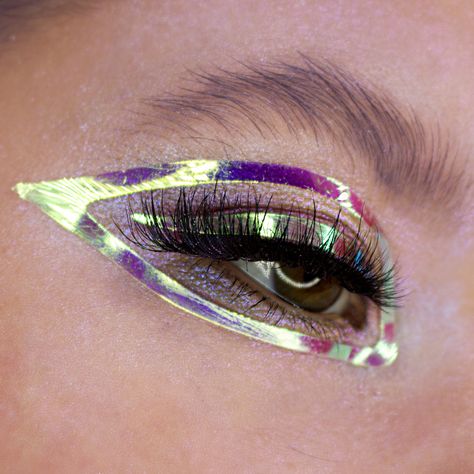 Foil Makeup, Eye Stickers Makeup, Face Lace Make Up, Holographic Eyeliner, Face Lace Sticker, Galactic Makeup, Chrome Makeup, Futuristic Makeup Aesthetic, Face Stickers Makeup