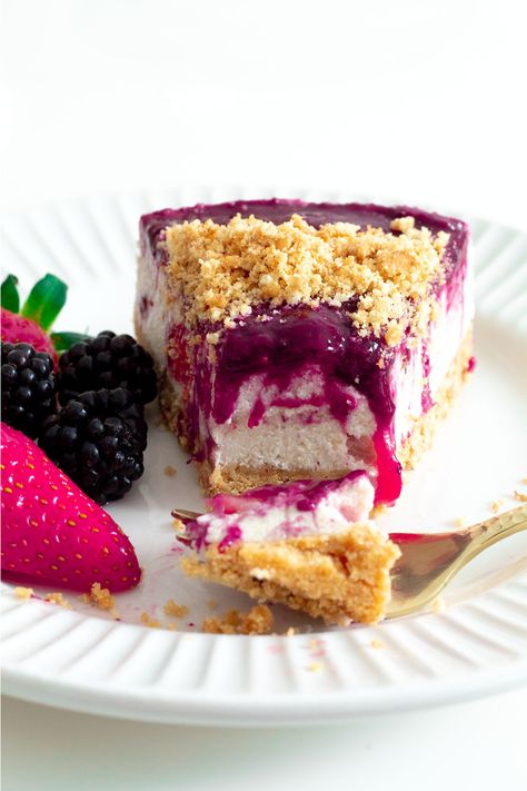 Vegan no-bake berry cheesecake Berry Cheesecake Recipes, Berry Coulis, Raw Cheesecake, How To Become Vegan, Berry Cheesecake, Buttery Biscuits, Digestive Biscuits, Vegan Cream Cheese, Baking Tins