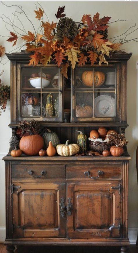 Fall Ambiance, Easy Decor Ideas, Yellow And Burgundy, Vintage Fall Decor, Hutch Decor, Casa Country, Fall Decor Inspiration, Fall Decor Ideas, Fall Deco