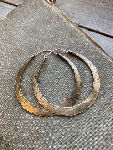 Thick Brass Hammered Hoop Earrings Hammered Metal Jewelry, Brass Earrings Handmade, Brass Jewellery Handmade, Wire Jewelry Earrings, Hammered Jewelry, Handmade Hoop Earrings, Copper Jewellery, Brass Hoop Earrings, Hammered Hoop Earrings