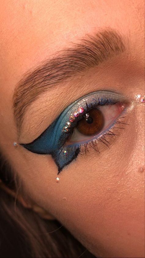 Eye Makeup For Butterfly Costume, Blue Eye Makeup Butterfly, Butterfly Costume Face Makeup, Makeup For Butterfly Costume, Butterfly Makeup Ideas Easy, Butterfly Halloween Costume Makeup, Butterfly Aesthetic Makeup, Butterfly Costume Face Paint, Butterfly Costume Makeup Easy