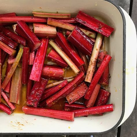 Roasted Rhubarb with orange Roasted Rhubarb, Rhubarb Crumble, Rhubarb Cake, Baking With Honey, Butter Rice, Rhubarb Recipes, Summer Dessert Recipes, Cook Up A Storm, Roasted Meat