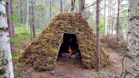 Building a long term survival shelter is a skill that any survivalist or prepper should have. Find out the simplest and most efficient ways to do it. Winter Bushcraft, Swedish Forest, Bushcraft Shelter, Camping Tarp, Bushcraft Skills, Bushcraft Camping, Survival Shelter, Flood Zone, Wilderness Survival