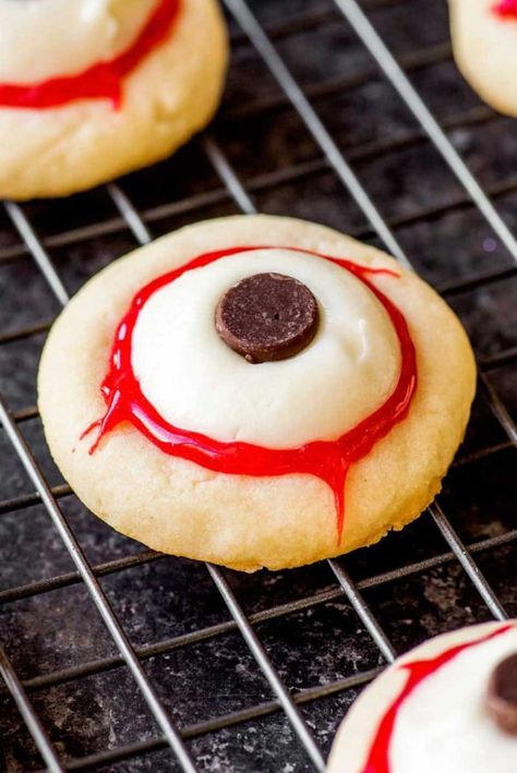 Eyeball Cookies - Homemade Hooplah Halloween Eyeball Cookies, Bday Snacks, Halloween Munchies, Eyeball Cookies, Horror Food, Halloween Ideias, Holiday Potluck, Halloween Food Crafts, Easy Halloween Cookies