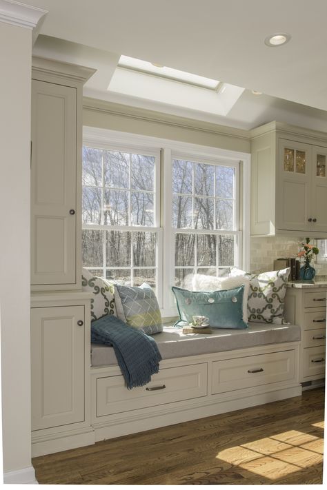 Kitchen Window Seats Ideas, Kitchen With Window Seat And Island, Window Seat Ideas Dining Room, Built In Around Window Kitchen, Kitchen With Window Bench, Kitchen Counter In Front Of Window, Window Seats In Kitchen, Bay Window Bench Seat Kitchen, Cottage Window Seat