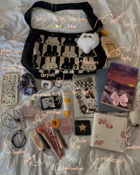 - What’s in my tote bag ✩⋆｡𖦹°‧★ Whats Inside My Bag Handbags, What To Pack In A Bag, Whats In Purse, Shoulder Bag Essentials, Stuff In My Bag, What’s In My Mini Tote Bag, College Tote Bag Essentials, What To Put In Your Work Bag, What’s In My Bag Korean