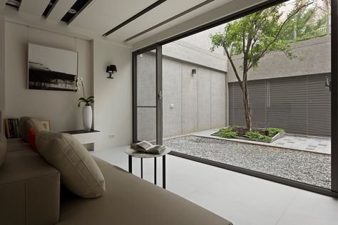 This collection of minimalist Asian interior inspiration, which comes to us courtesy of Fertility Design, features rooms from four separate home designs that wh Zen Minimalist Home, Asian Interior Design, Asian Interior, Courtyard Design, Modern Asian, Asian Homes, Minimalist Kitchen Design, Interior Minimalista, Asian Home Decor