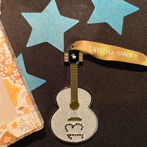 Gorgeous Sparkly Silver 13 Guitar Like The One Taylor Plays During The Fearless Set At The Eras Tour! Official Merch, New In The Box It Came With From Taylor’s Store. Technically A Christmas Tree Ornament But Looks Great Year Round As Decor. Check Out My Other Swiftie Stuff To Bundle :) Taylor Swift Silver, Taylor Swift Holiday, Taylor Swift House, Taylor Swift Cake, Taylor Swift Christmas, Jewel Ornaments, Glass Bar Cart, Taylor Swift Fearless, Globe Ornament