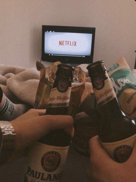 Couple Watching Netflix Together, Netflix And Chill Couple Pictures, Netflix And Chill Aesthetic Couple, Couple Watching Movie Aesthetic, Watch Tv Aesthetic, Netflix And Chill Couple, Chill Outfits Lazy Days, Netflix And Chill Outfit, Couple Dinner