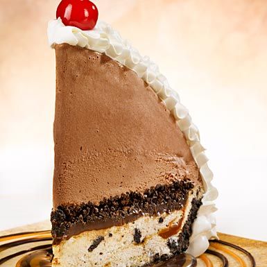 Red Robin Mountain High Mud Pie--get some of your friends together, and you all can easily conquer this dessert :) Mud Pie Dishes, Red Robin Restaurant, Mud Pie Recipe, Healthy Pie Recipes, Gourmet Burgers, Red Robin, Mountain High, Cream Desserts, Ice Cream Desserts