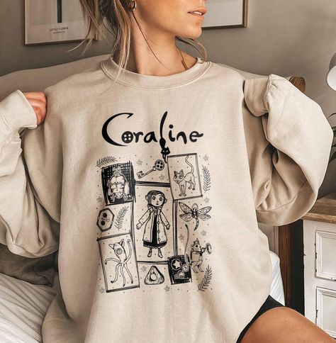 Coraline Shirt, Halloween Coraline, Coraline Film, Coraline Movie, Coraline Doll, Spooky Movies, Retro Horror, Sweatshirt Halloween, Vintage Fall