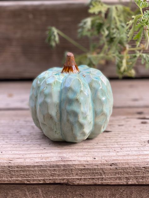 Spooky Pottery, Ceramic Pumpkin Painting Ideas, Halloween Ceramics Ideas, Autumn Pottery, Pottery Pumpkins, Pumpkin Pottery, Ceramic Pumpkins, High School Ceramics, Clay Halloween