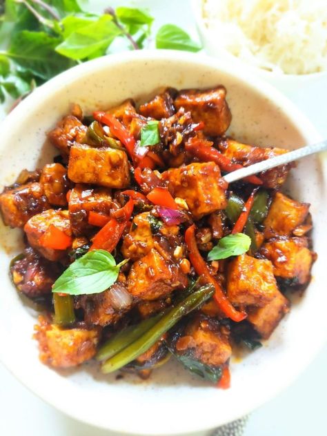 Thai Basil Tofu, Green Curry Vegan, Thai Takeout, Basil Tofu, Pad Krapow, Vegan Thai Green Curry, Tofu Vegan, Tofu Recipes Vegan, Spicy Thai