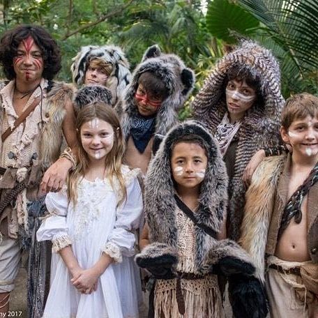 Sammy Benitez, Traci Hines, Miley Romero, Christopher Sanchez, John Green, Sydney DeRosa & Jeremiah Berry [all as lost boys] (Cosplay by Sam_B_Asian, TheReal_Miley_TinyThunder, CJ_DudeRino, SandySoSilly, SydneyElizabethhh, ErinBerry @Instagram & TraciHinesMusic @Facebook) #PeterPan #NeverLandForChristmas Lost Boys Peter Pan Costume, Peter Pan Halloween Costumes, Lost Boys Costume, Peter Pan Musical, Peter Pan Halloween, Peter Pan Outfit, Peter Pan Jr, Lampe Crochet, Lost Boys Peter Pan