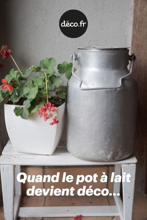 Qu’il soit de petite taille ou de grand format, avec ou sans anse, le pot à lait refait son apparition dans nos intérieurs et pas uniquement dans les fermes ! S’il n’est plus utilisé pour sa fonction première, le pot à lait se réinvente et s’impose comme un nouvel accessoire déco à adopter dans les intérieurs de style rustique et même moderne.