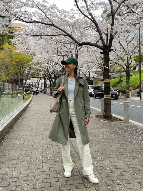 Spring Outfits Japan, Olive Trench Coat, 10 Winter Outfits, Trench Outfit, Autumn In Korea, Light Blue Blazer, Japan Outfits, Green Baseball Cap, Baseball Cap Outfit