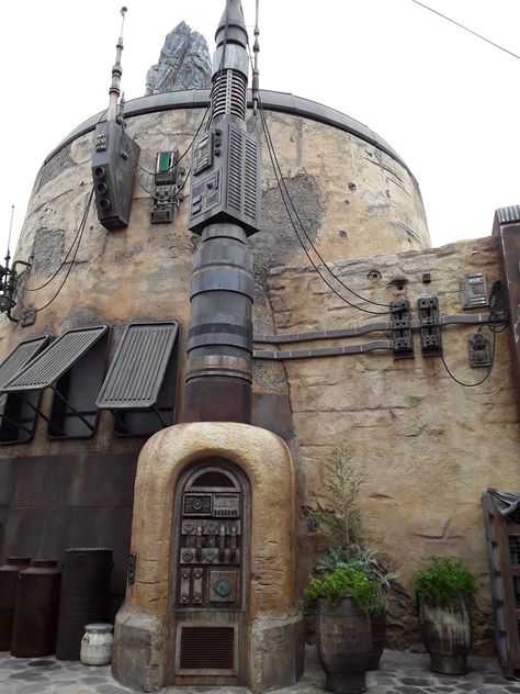 Disneyland Star Wars land Starwars Architecture, Star Wars Buildings, Star Wars Architecture, Star Wars Environment, Star Wars City, Star Wars Props, Star Wars Land, Scifi Building, Disneyland Star Wars