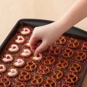 Valentine Pretzel Treats | Wilton Blog Bark Candy, Valentines Snacks, Valentines Baking, Candy Bark, Valentine Desserts, Valentines Day Desserts, Valentines Day Food, Valentines Day Cookies, Diy Valentine