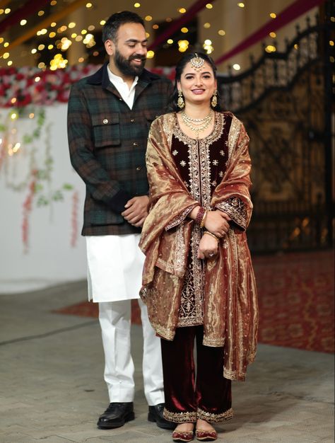 Punjabi Wedding Reception, Velvet Punjabi Suits, Couple Punjabi, Jutti Punjabi, Heavy Suits, Kurta Pajama Punjabi, Couple Dresses, Plazo Suits, Indian Fits