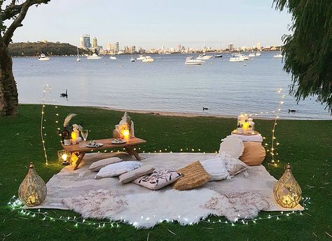 Rooftop Picnic, Proposal Romantic, Picnic Bar, Flower Fairy Lights, Night Picnic, Picnic Theme, Backyard Picnic, Romantic Date Night, Romantic Picnics