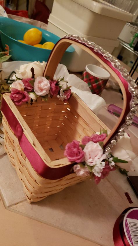 Flower Girl Basket Ideas, Diy Flower Girl Basket, Engagement Ring Platter, Ring Platter, Basket Centerpieces, 1st Communion, Flower Girl Baskets, Wooden Basket, Fantasy Wedding