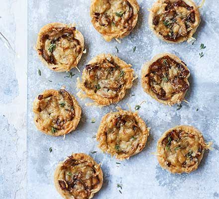 Vegetarian Canapes, Mushroom Tartlets, Brie Cranberry, Cocktails And Canapes, Canapes Recipes, Tartlets Recipe, Vegetable Crisps, Christmas Buffet, Peanut Dipping Sauces