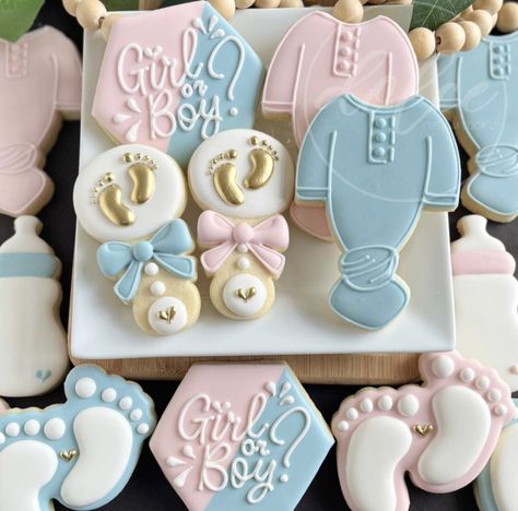 He Or She Cookies, Gender Reveal Cookies Decorated, Royal Cookies, Baby 2024, Gender Reveal Cookies, Shower Desserts, Baby Shower Desserts, Shower Cookies, Baby Cookies