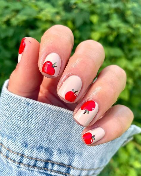 The Ultimate List of Apple Nails That's Sweet As Pie! - The Catalog Fruit Nail Art Designs, Fall Nails With Leaf, Apple Nails Design, Tennis Nails, Apple Nail Art, Apple Nails, Belle Nails, Fruit Nail, Crazy Nail Designs