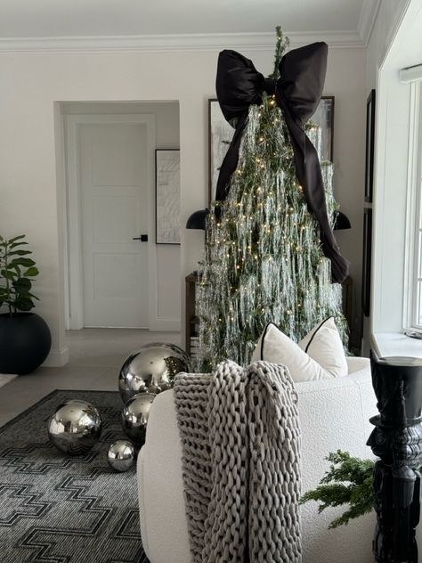 Christmas tree topper oversized black bow tinsel tree modern Christmas Black Bows Christmas Tree, Christmas Tree Bow Topper, Christmas Interior Design, Bow Tree Topper, Bow Trend, Bow Tree, Tinsel Christmas, Tinsel Christmas Tree, Aesthetic Interior