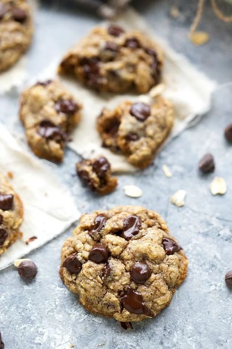 Oatmeal chocolate-chip cookies made a whole lot healthier with no flour, no butter, very little sugar, and healthy fats such as coconut oil. Low Sugar Dessert Recipes, Chocolate Chip Oatmeal Cookies Healthy, Oatmeal Chocolate Chip Cookie Recipe, Low Sugar Desserts, Chelsea's Messy Apron, Healthy Chocolate Chip Cookies, Healthy Chocolate Chip, Oatmeal Chocolate Chip, Healthy Cookie Recipes