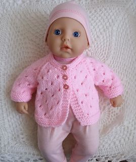 Linmary Knits, Knit Baby Doll, Baby Born Kleidung, Doll Sweater, Baby Cardigan Knitting Pattern Free, Knitted Doll Patterns, Baby Doll Clothes Patterns, Baby Cardigan Pattern, Doll Knitting