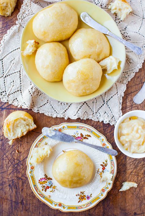 No-Knead Make-Ahead Dinner Rolls with Honey Butter - Recipe at averiecooks.com Fluffy Rolls, Honey Butter Recipe, Averie Cooks, Thanksgiving Recipe, Homemade Dinner Rolls, Biscuit Rolls, Recipe Dinner, Thanksgiving Dishes, No Knead Bread